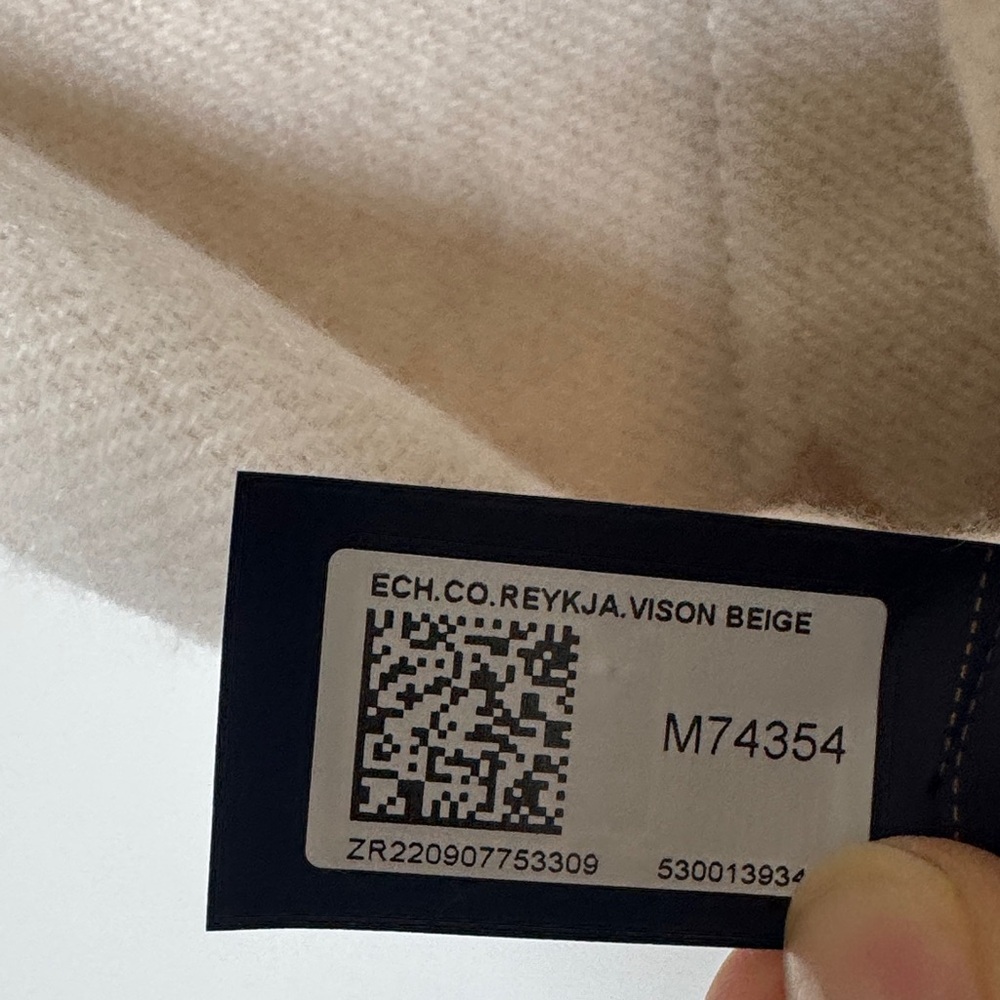 Louis Vuitton Tan and White Cold Reykjavik Monogram Scarf (NWOT) - Picture 9 of 11